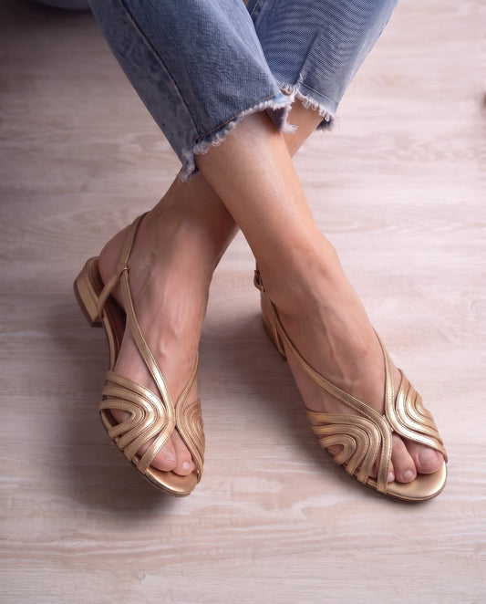Slingback Glamoroso Dorado Metálico Ondulado con Tiras de Cuero Vegano