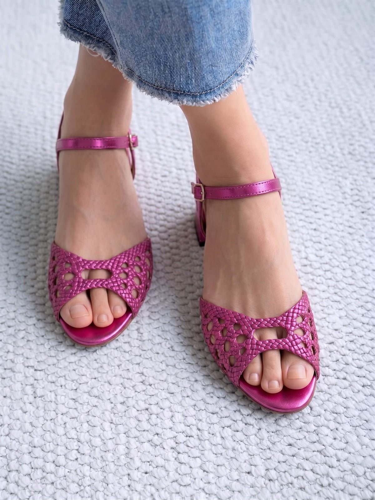 Sandalias Vibrantes de Tacón Bloque de Cuero Vegano Tejido Color Fucsia Metálico