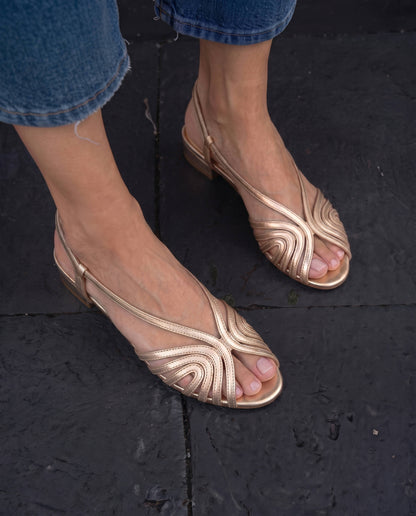 Slingback Glamoroso Dorado Metálico Ondulado con Tiras de Cuero Vegano